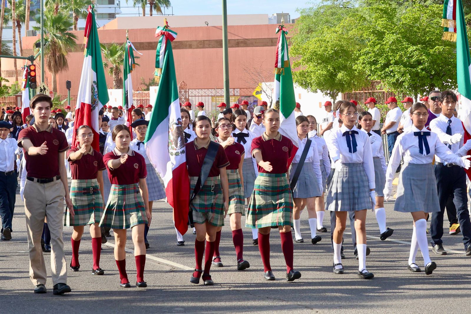 Más de 1,400 personas participaron en el tradicional Desfile del 16 de ...